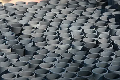 Stapel PVC-hulpstukken en bochten
