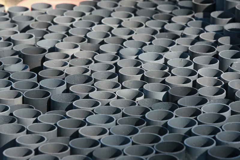 Stapel PVC-hulpstukken: bochten, moffen en T-stukken